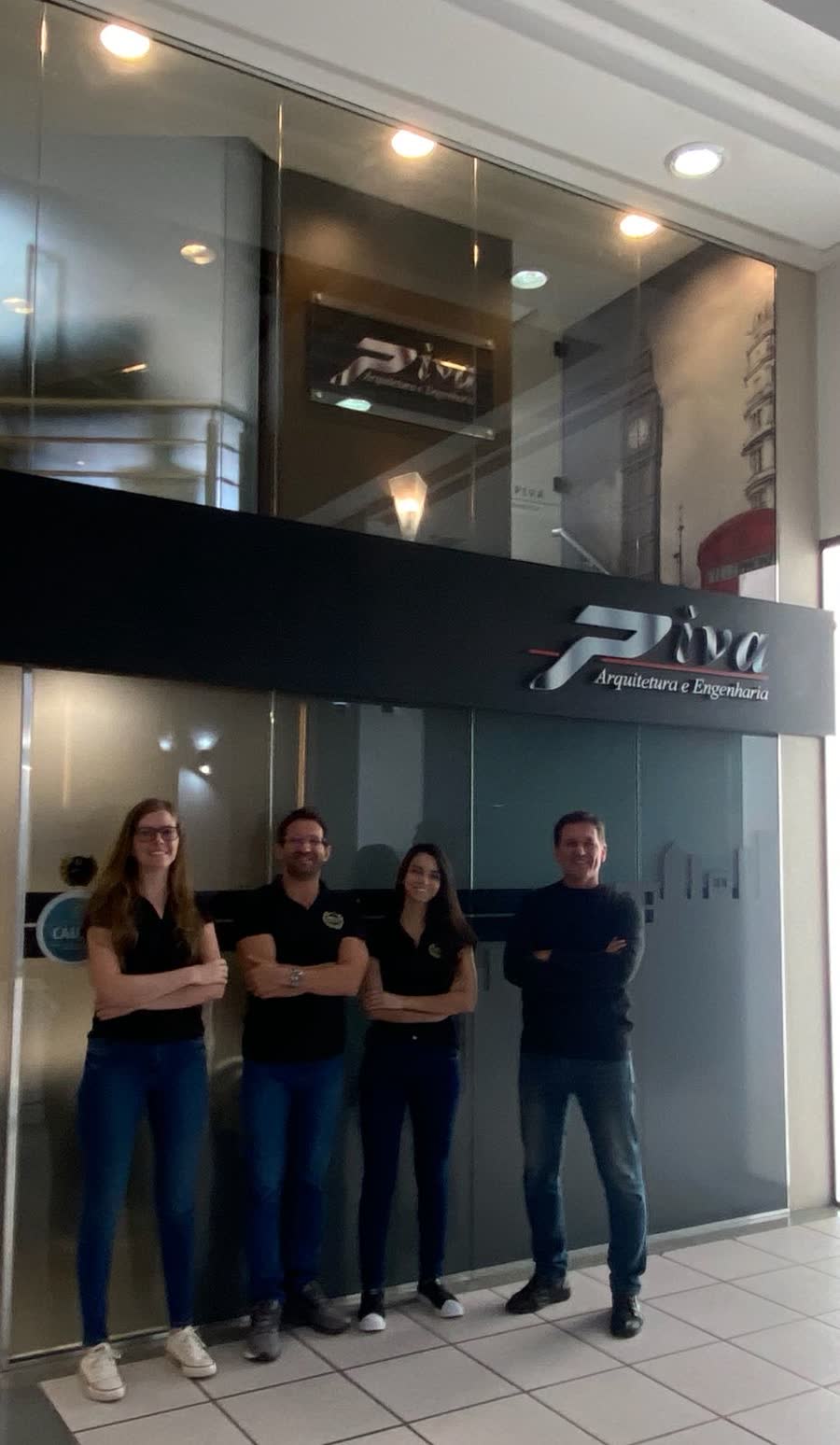 Equipe da Piva Arquitetura e Engenharia na entrada do escritório em Guaporé